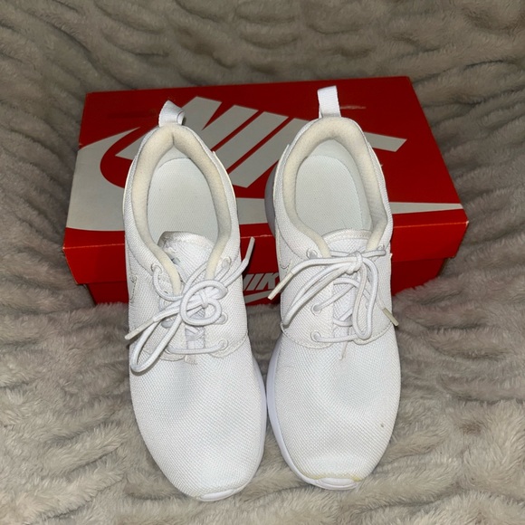 Nike Roshie One - Picture 2 of 5